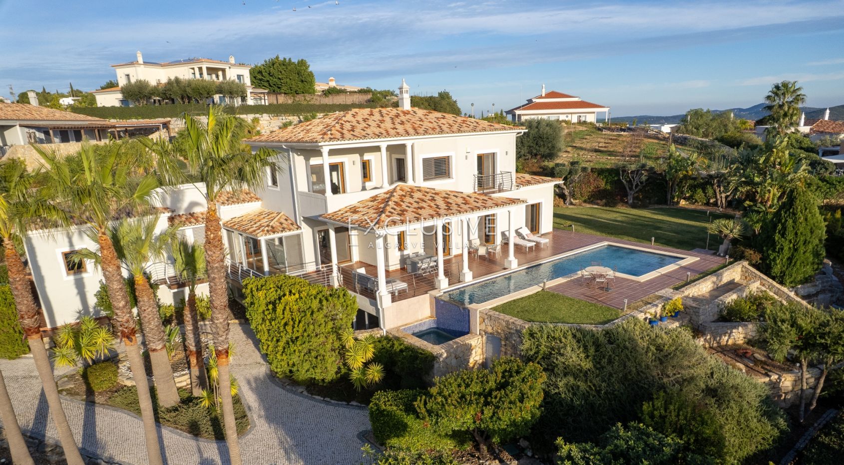 Luxury 5 bedroom villa with sea views near Santa Barbara de Nexe