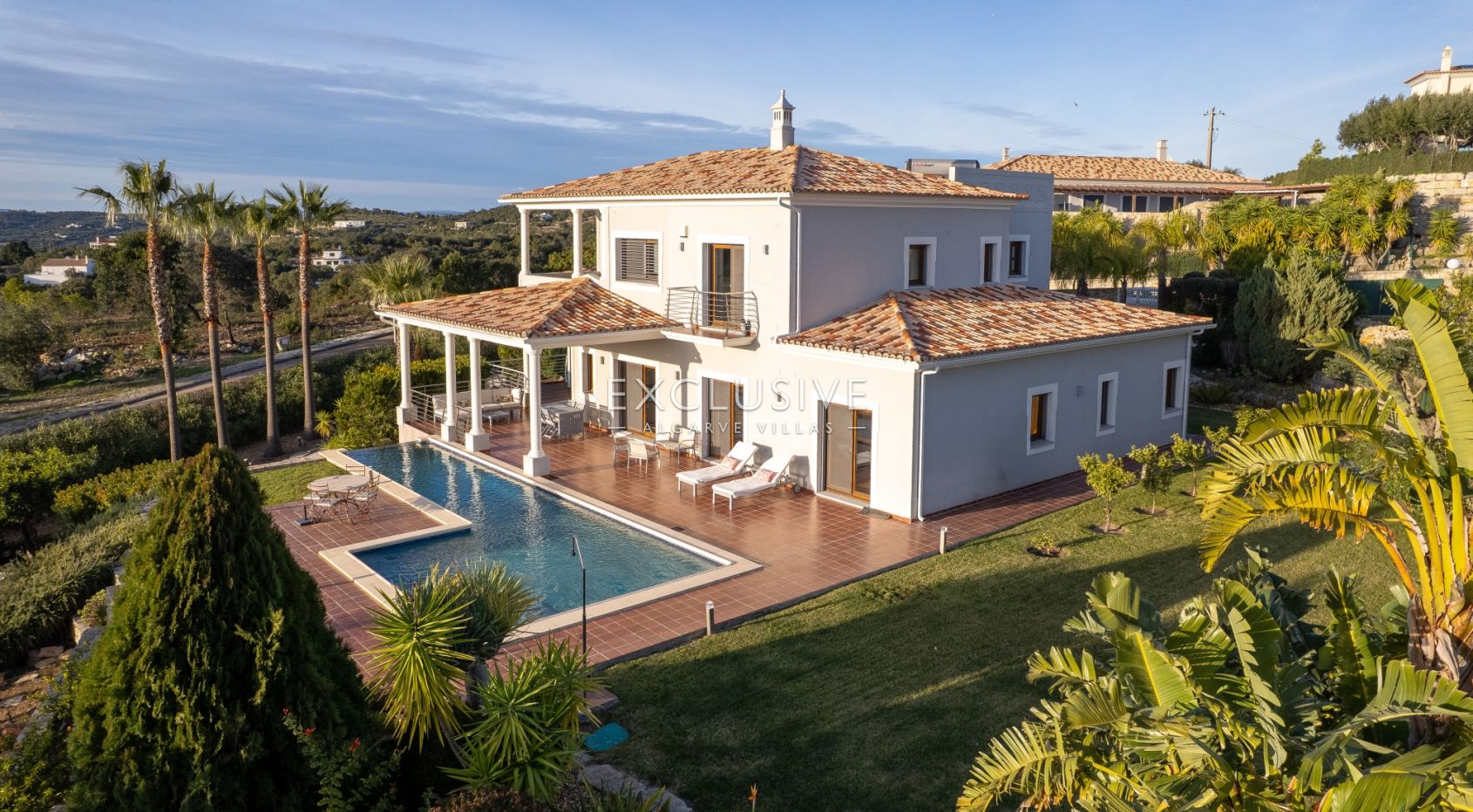 Luxury 5 bedroom villa with sea views near Santa Barbara de Nexe