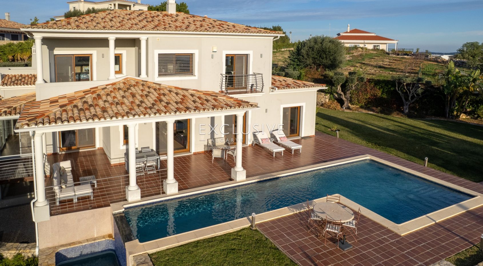 Luxury 5 bedroom villa with sea views near Santa Barbara de Nexe