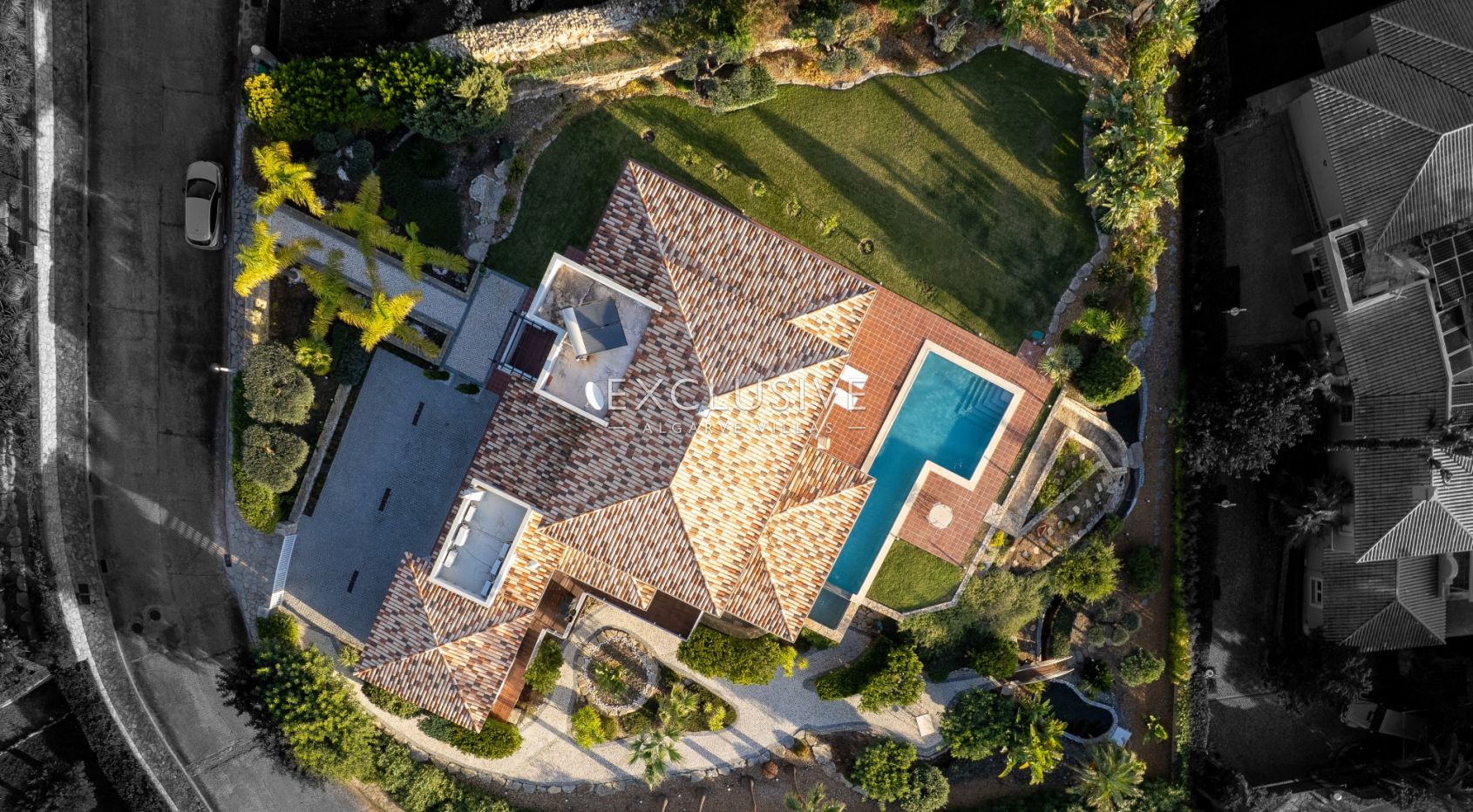 Luxury 5 bedroom villa with sea views near Santa Barbara de Nexe