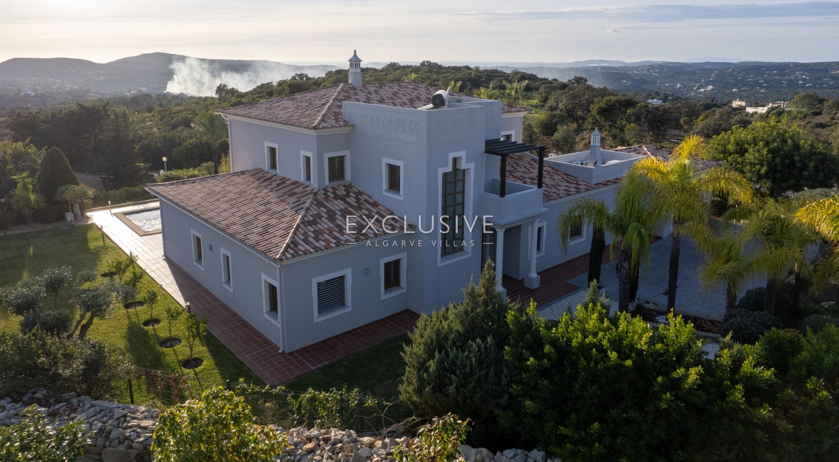 Luxury 5 bedroom villa with sea views near Santa Barbara de Nexe