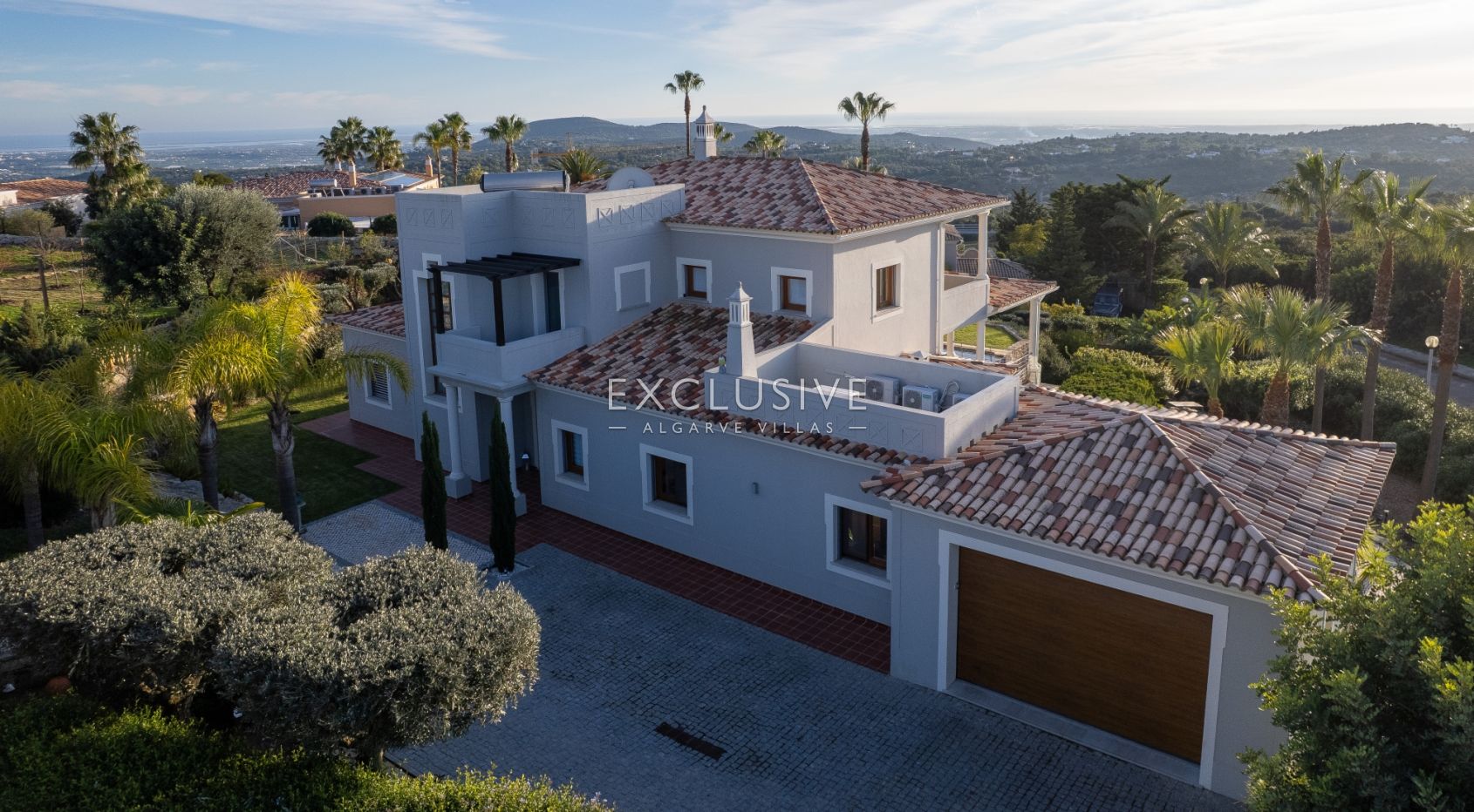 Luxury 5 bedroom villa with sea views near Santa Barbara de Nexe