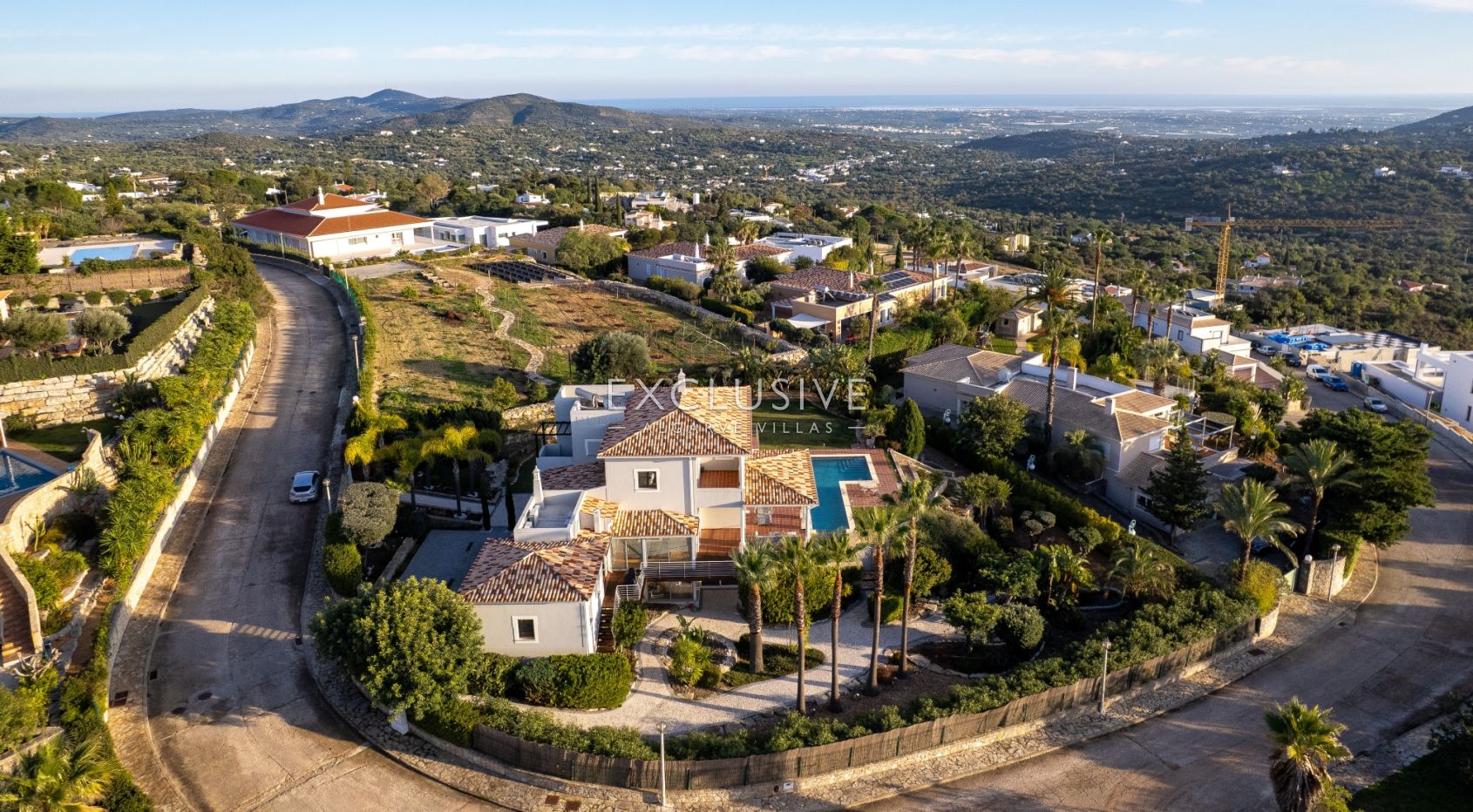 Luxury 5 bedroom villa with sea views near Santa Barbara de Nexe