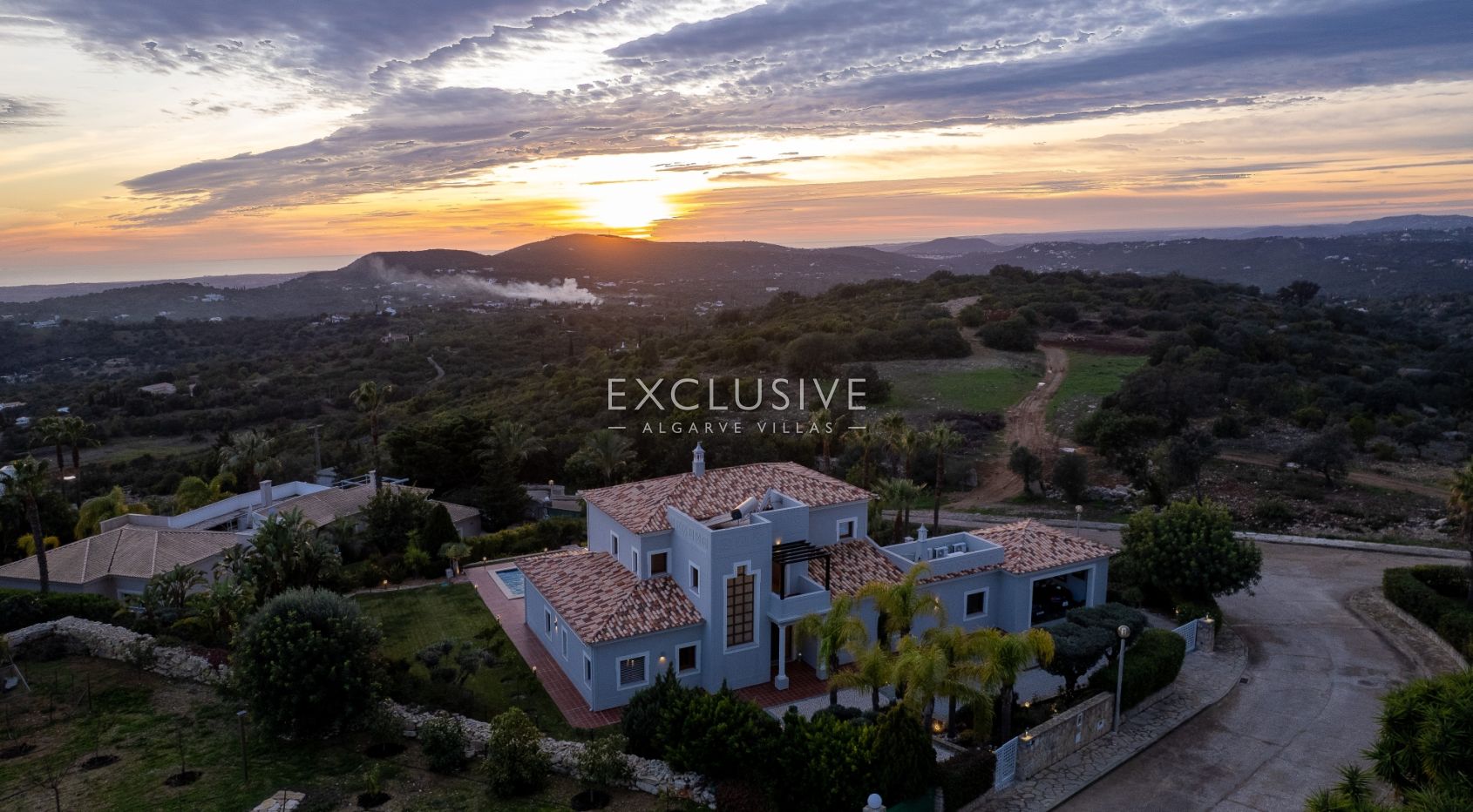 Luxury 5 bedroom villa with sea views near Santa Barbara de Nexe
