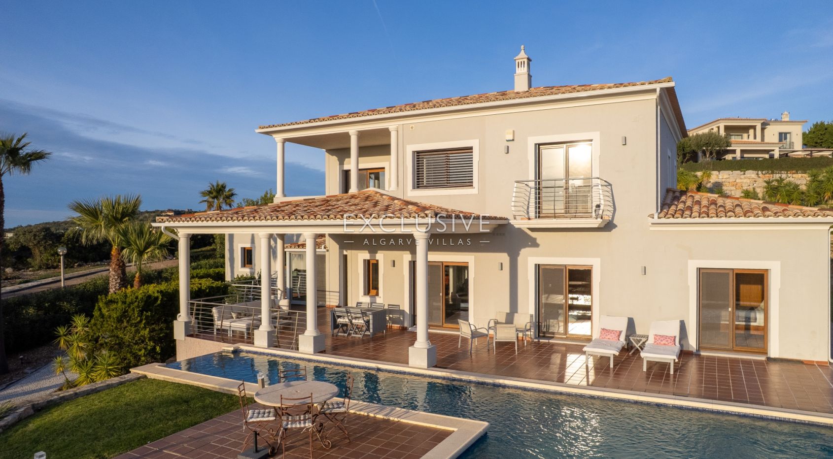 Luxury 5 bedroom villa with sea views near Santa Barbara de Nexe