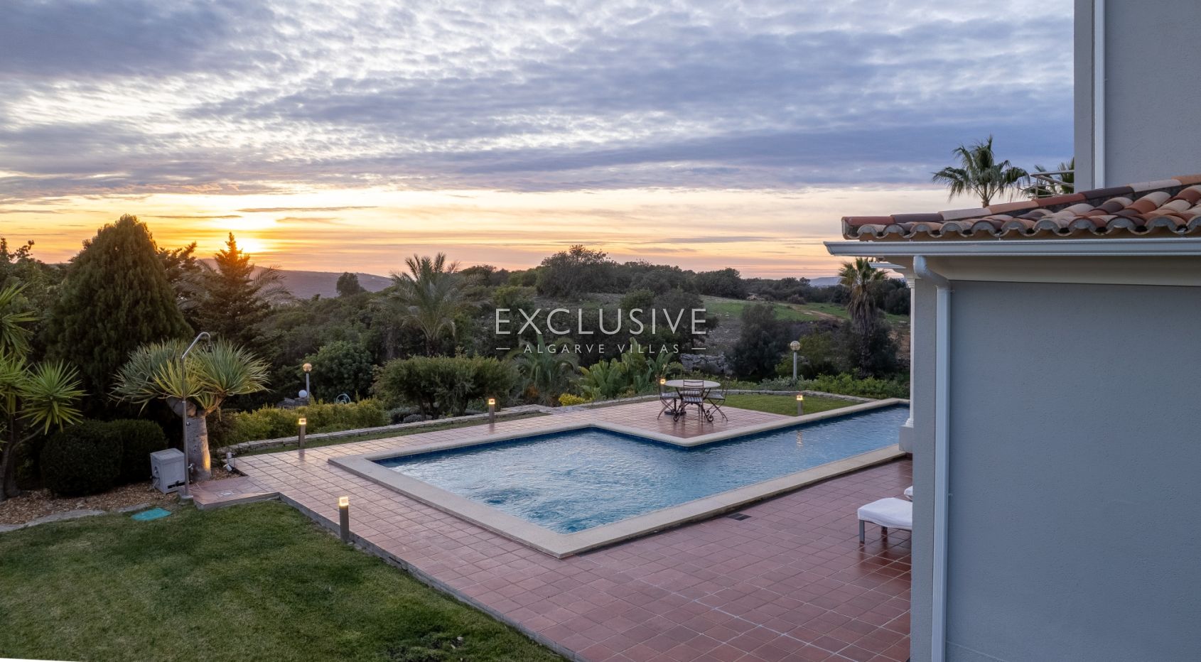 Luxury 5 bedroom villa with sea views near Santa Barbara de Nexe