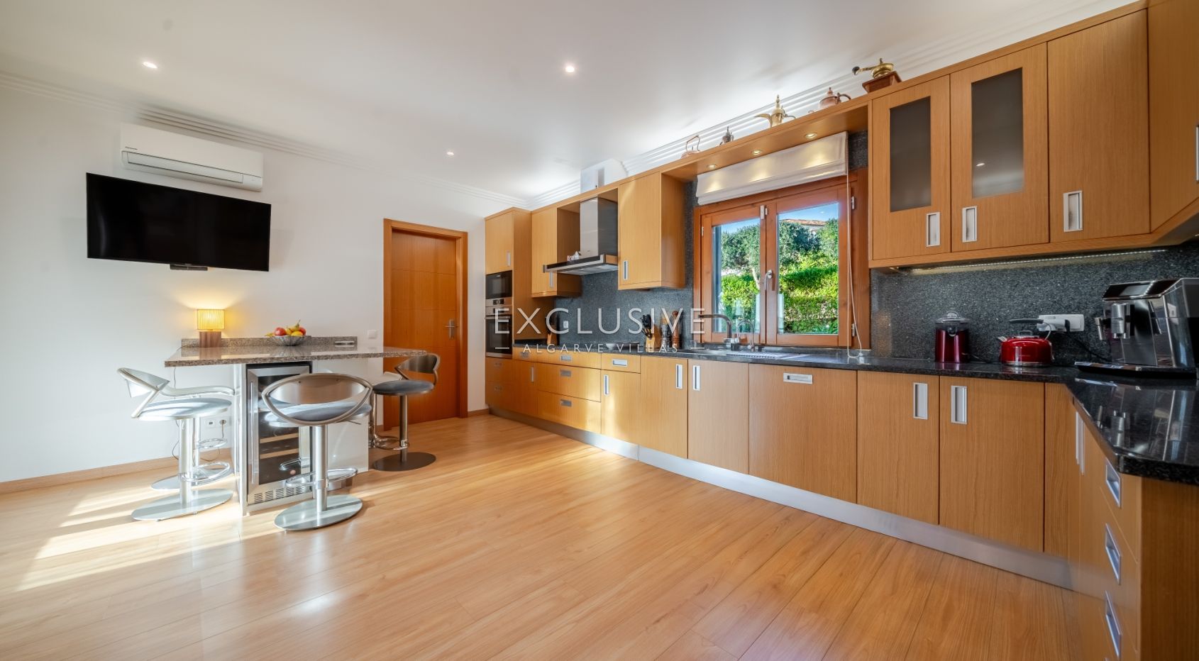 Luxury 5 bedroom villa with sea views near Santa Barbara de Nexe