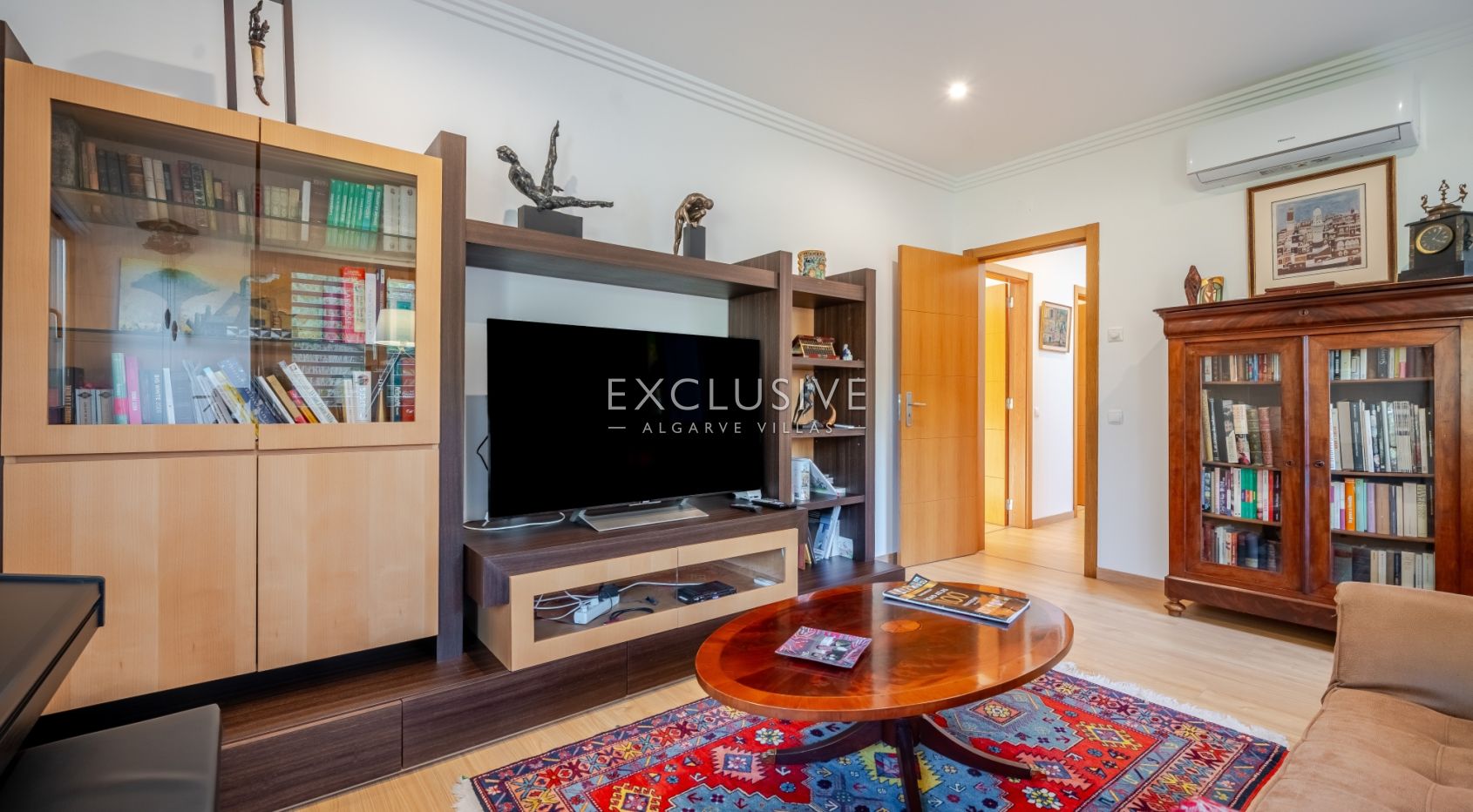 Luxury 5 bedroom villa with sea views near Santa Barbara de Nexe