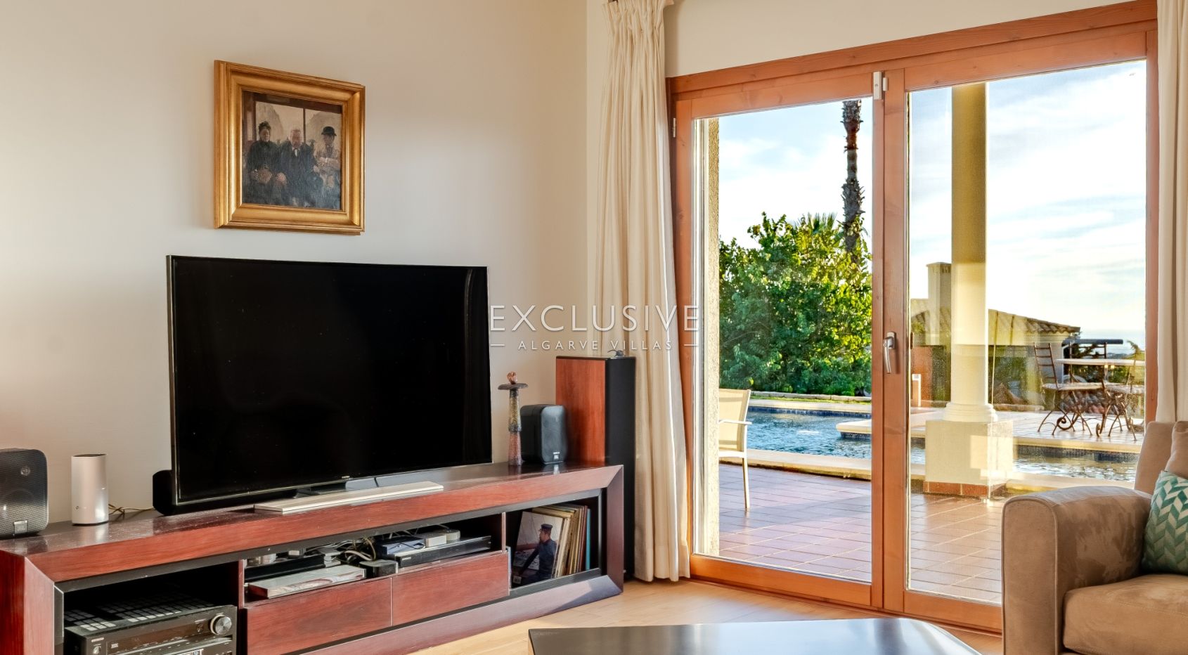 Luxury 5 bedroom villa with sea views near Santa Barbara de Nexe