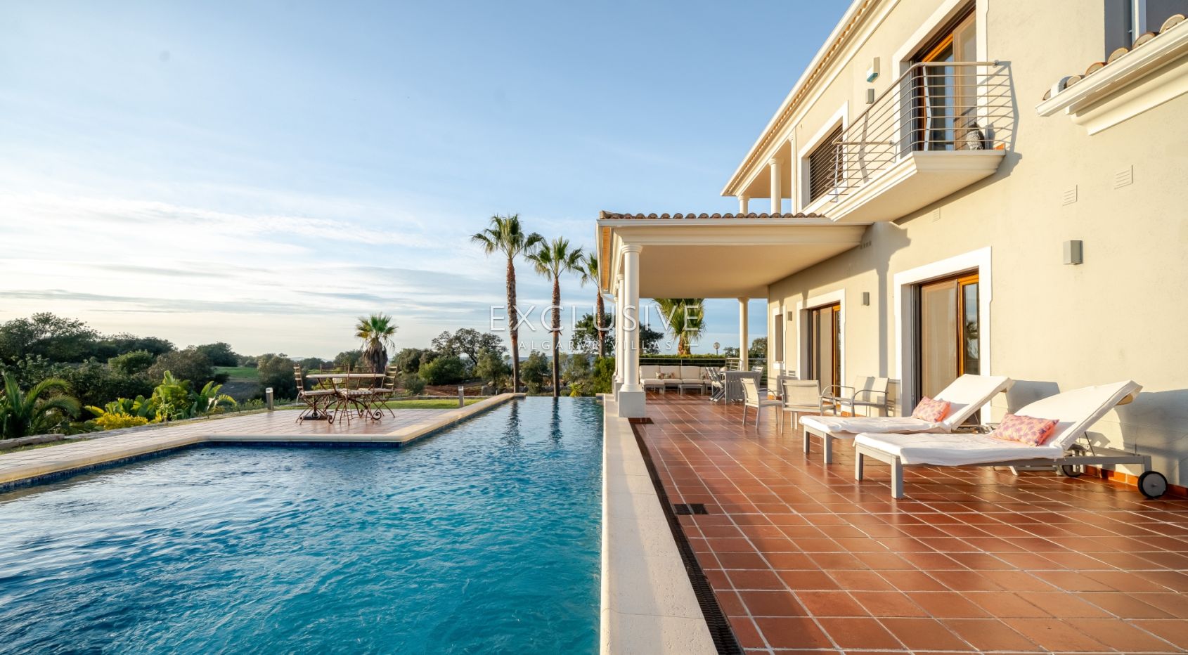 Luxury 5 bedroom villa with sea views near Santa Barbara de Nexe