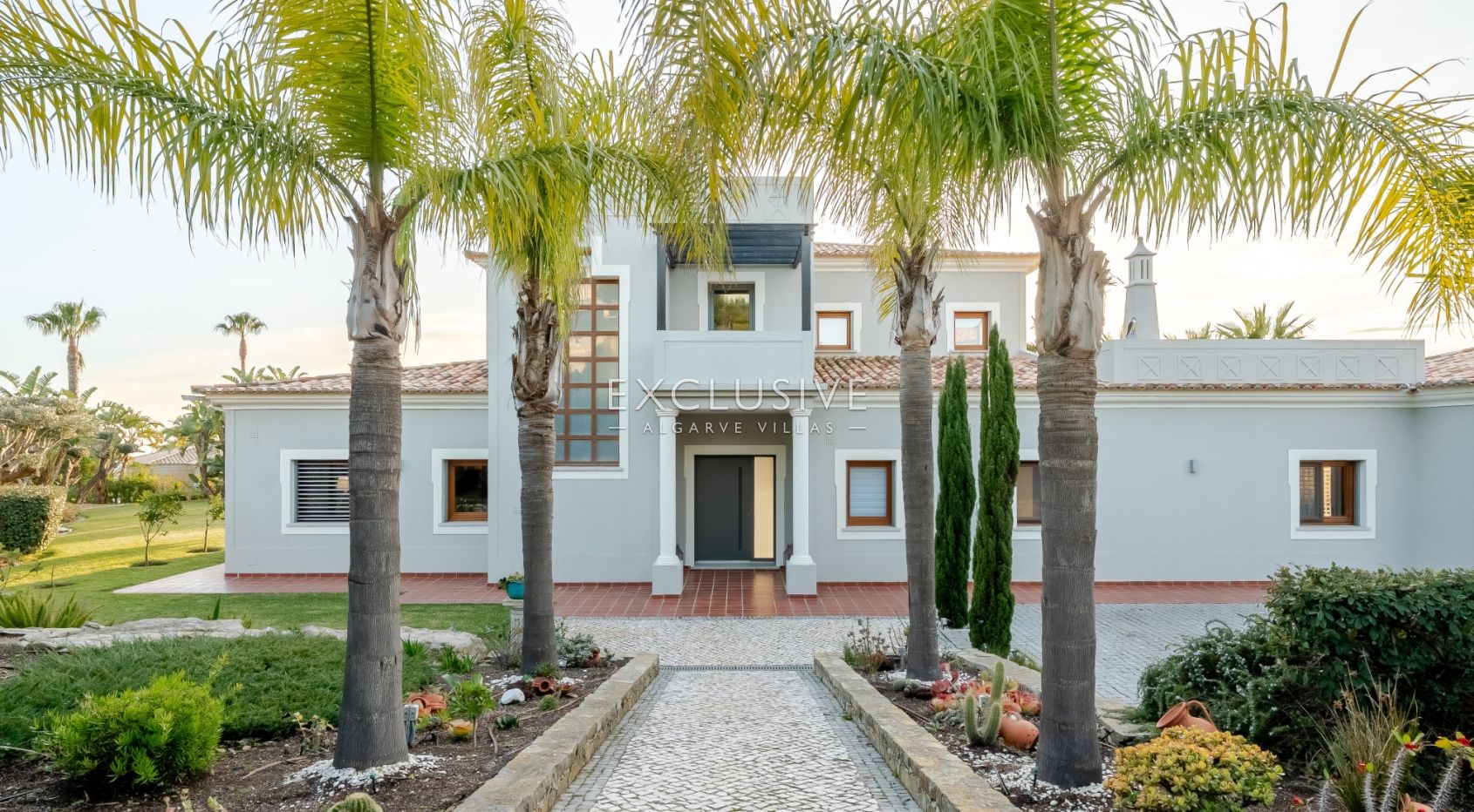 Luxury 5 bedroom villa with sea views near Santa Barbara de Nexe