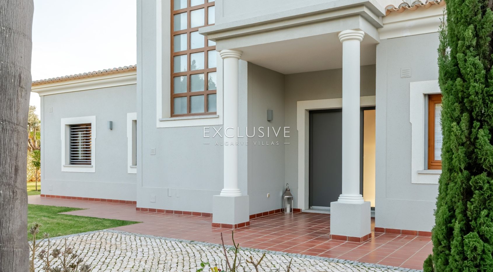 Luxury 5 bedroom villa with sea views near Santa Barbara de Nexe