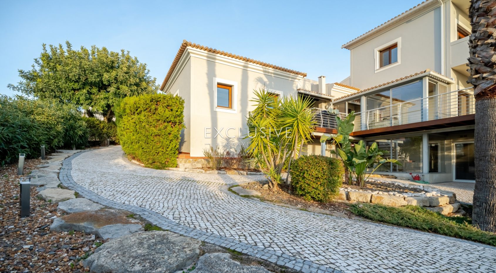 Luxury 5 bedroom villa with sea views near Santa Barbara de Nexe