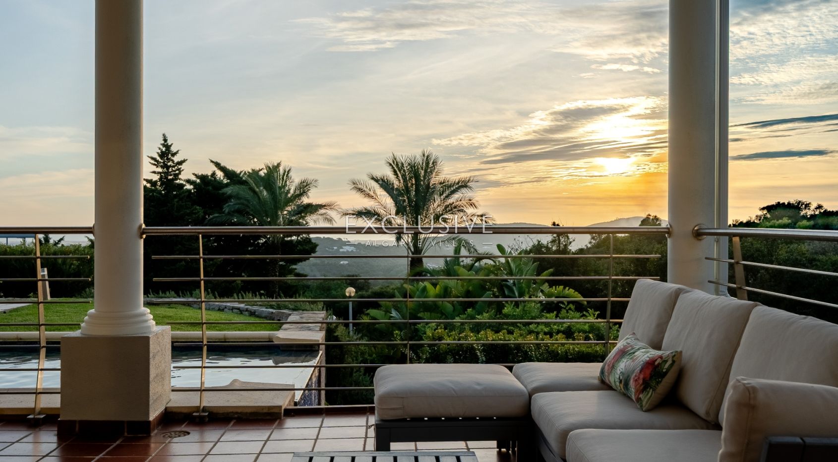 Luxury 5 bedroom villa with sea views near Santa Barbara de Nexe