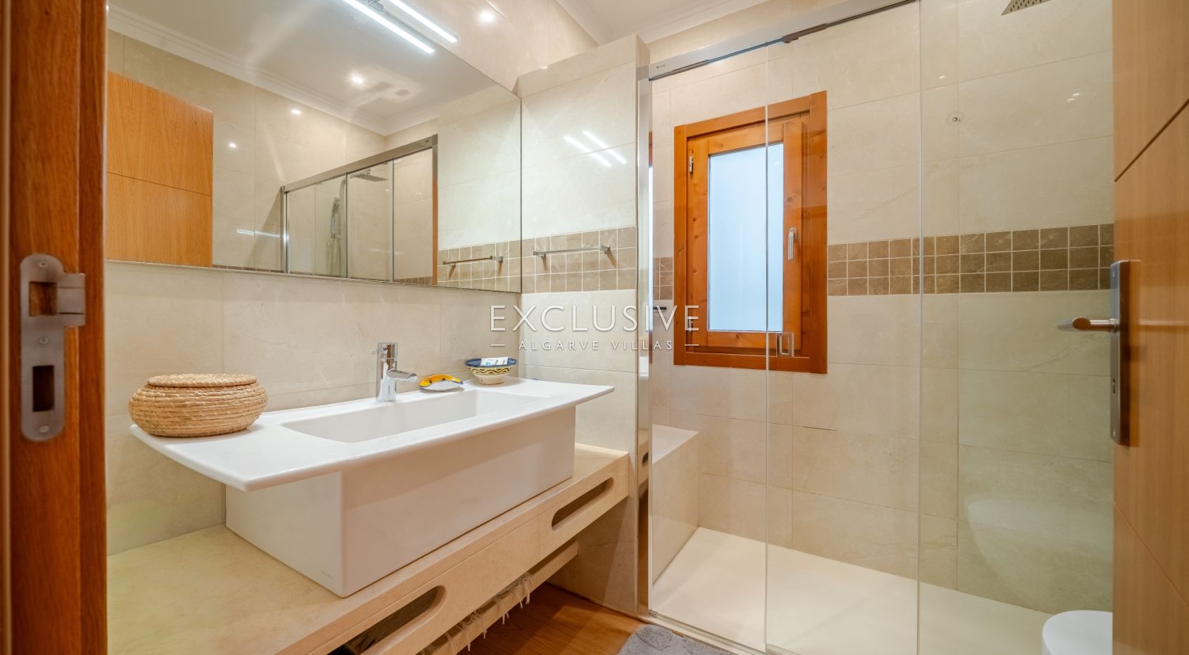 Luxury 5 bedroom villa with sea views near Santa Barbara de Nexe