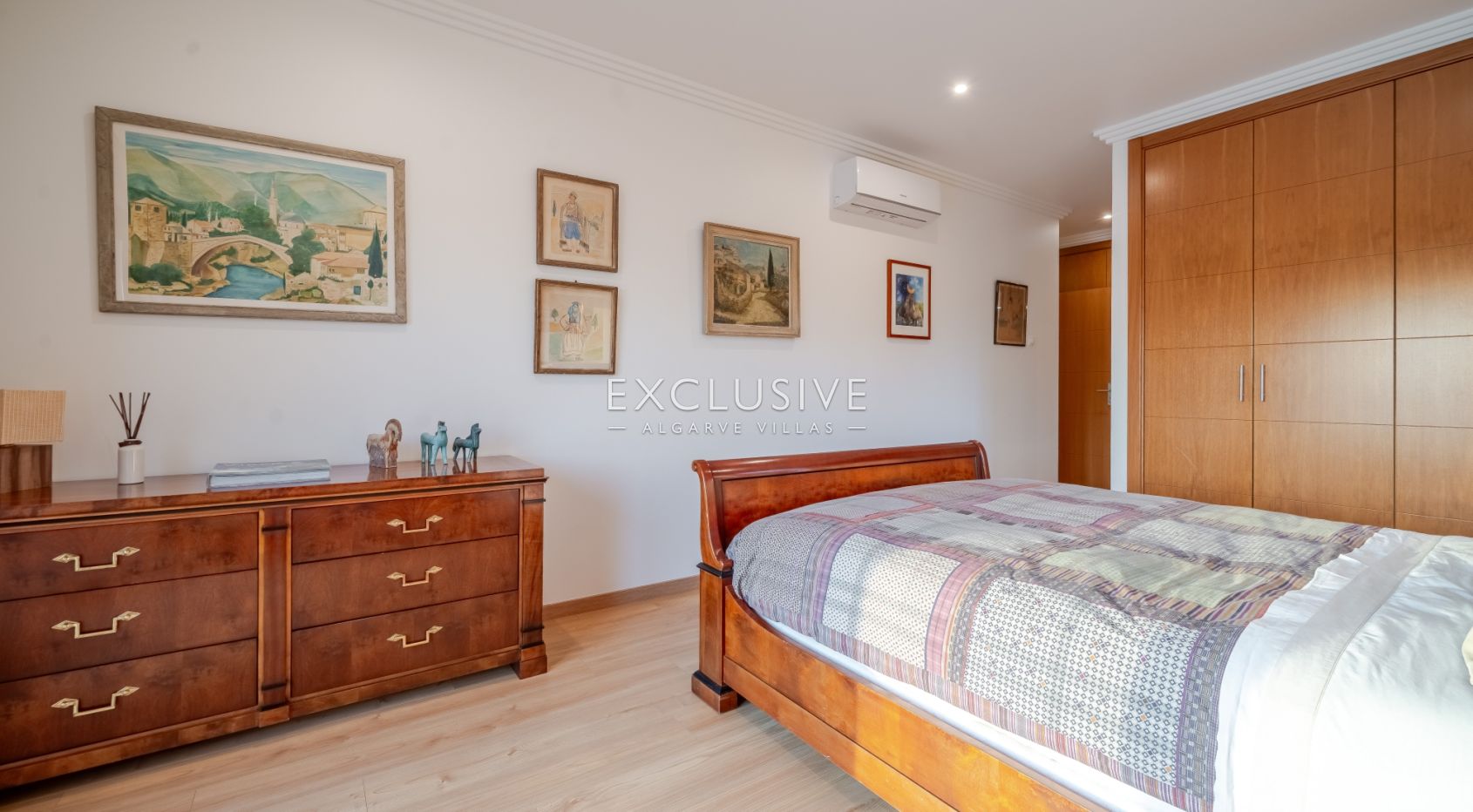 Luxury 5 bedroom villa with sea views near Santa Barbara de Nexe