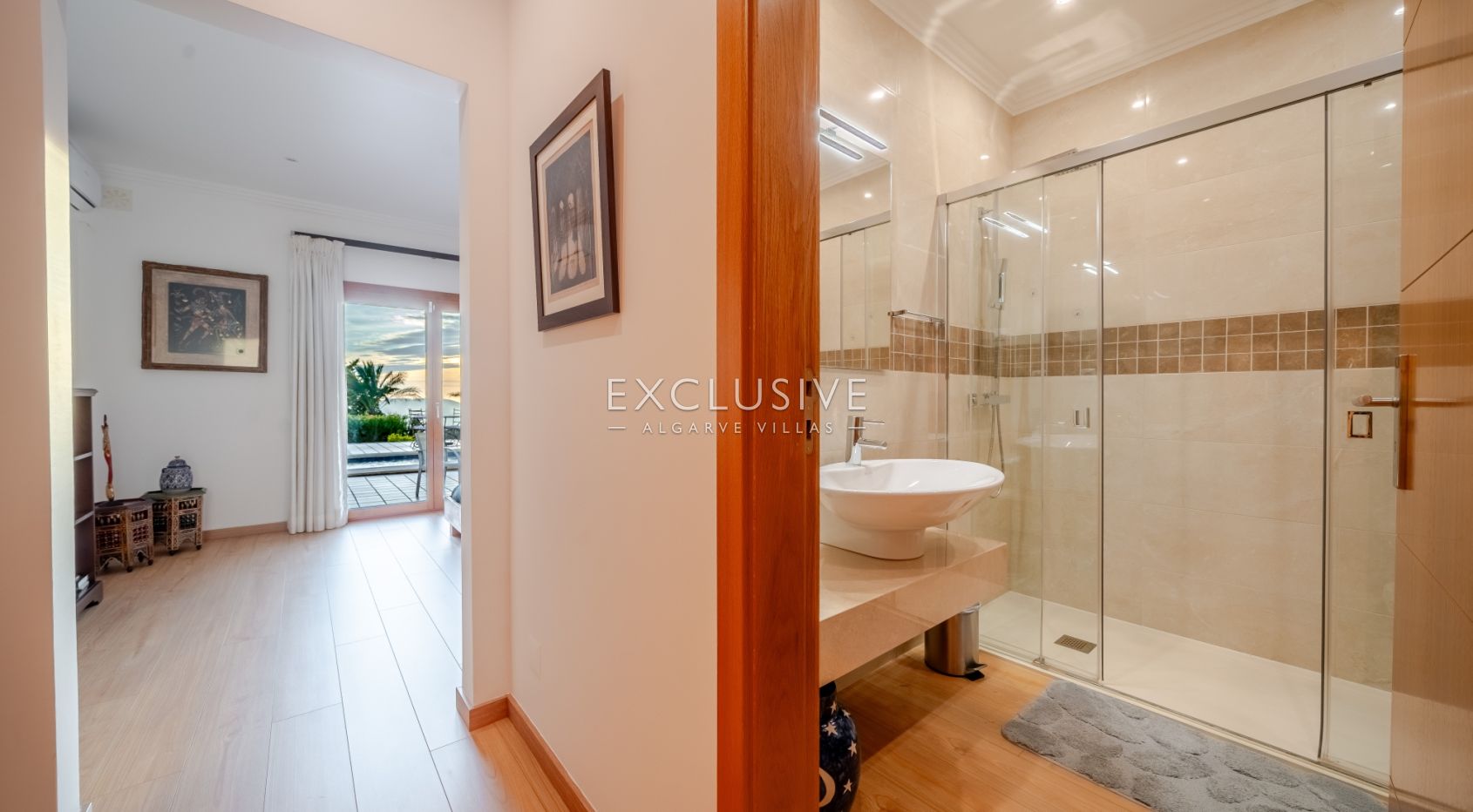 Luxury 5 bedroom villa with sea views near Santa Barbara de Nexe