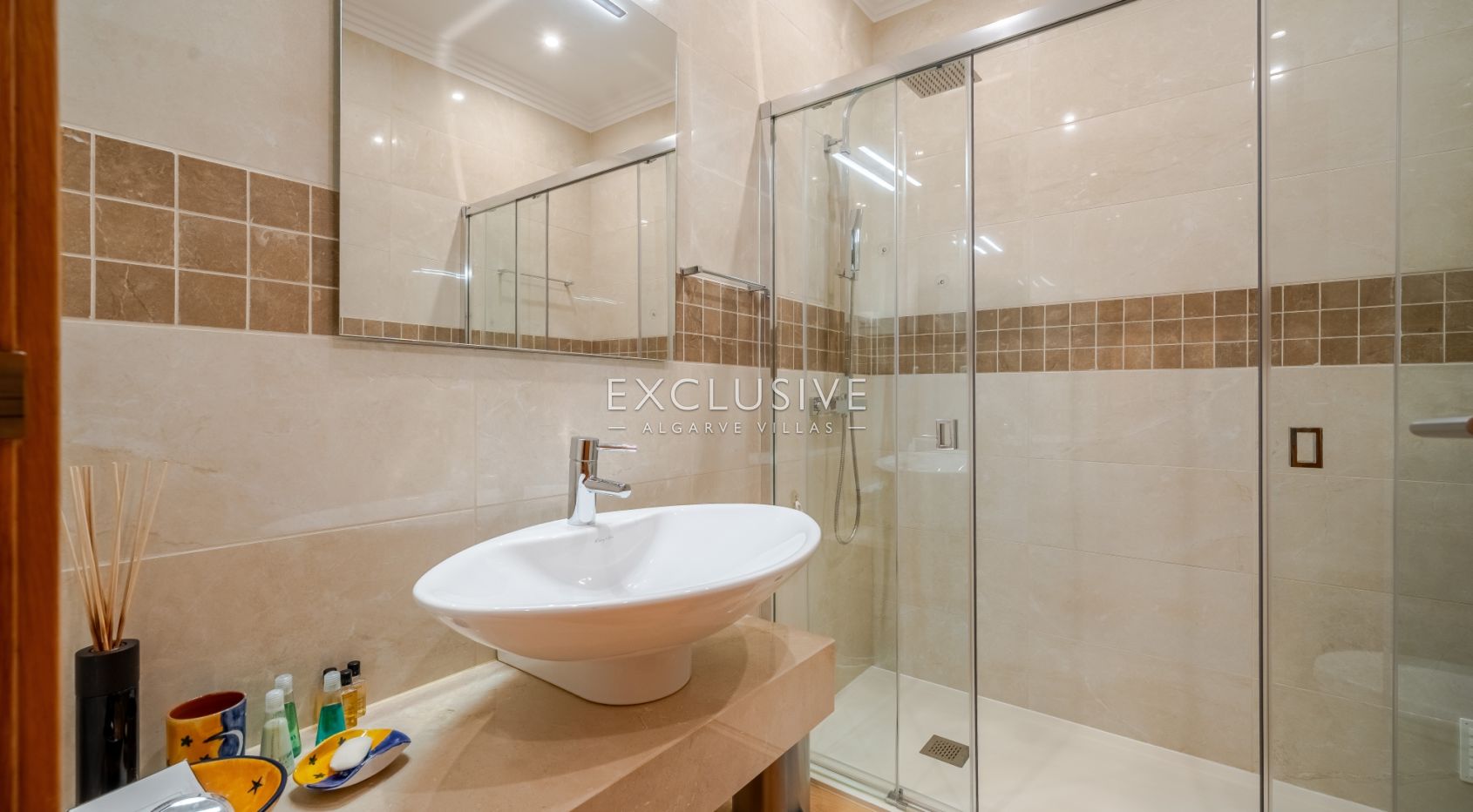 Luxury 5 bedroom villa with sea views near Santa Barbara de Nexe