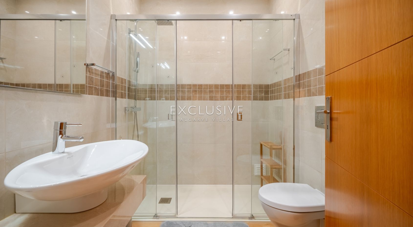 Luxury 5 bedroom villa with sea views near Santa Barbara de Nexe