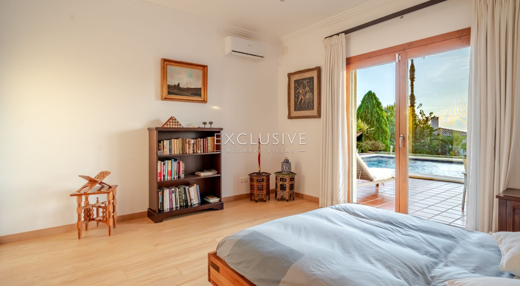 Luxury 5 bedroom villa with sea views near Santa Barbara de Nexe