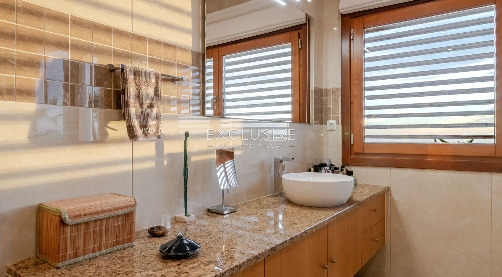 Luxury 5 bedroom villa with sea views near Santa Barbara de Nexe
