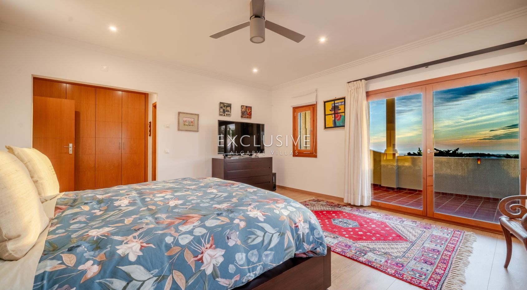 Luxury 5 bedroom villa with sea views near Santa Barbara de Nexe