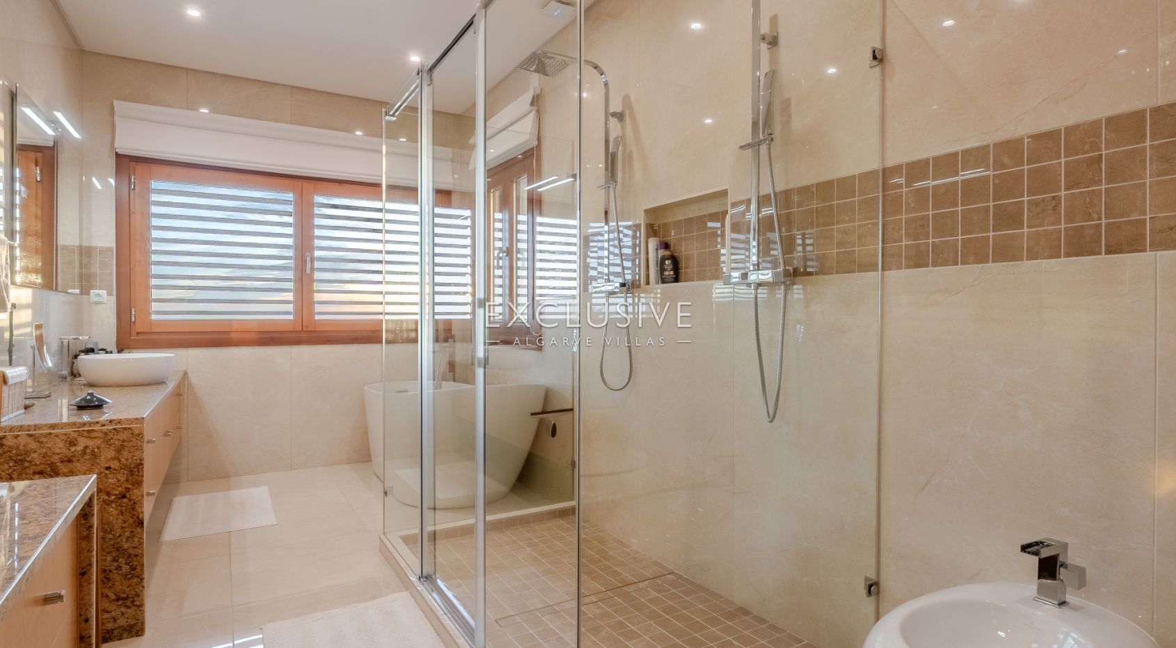 Luxury 5 bedroom villa with sea views near Santa Barbara de Nexe