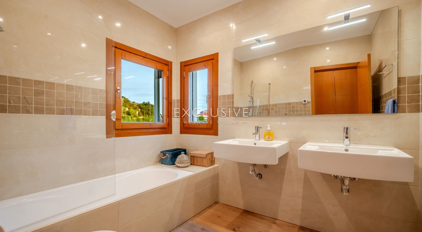 Luxury 5 bedroom villa with sea views near Santa Barbara de Nexe