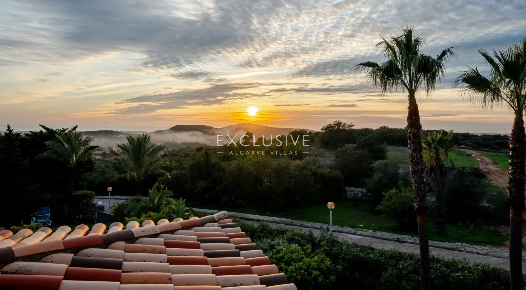 Luxury 5 bedroom villa with sea views near Santa Barbara de Nexe