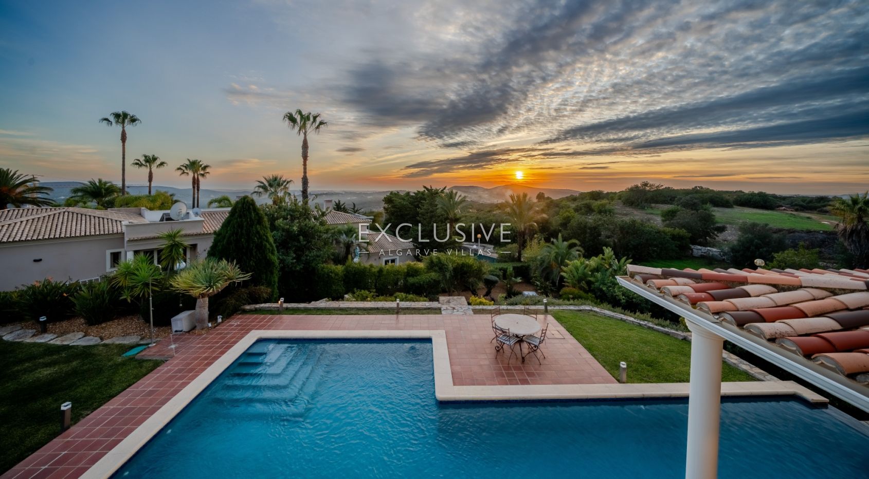Luxury 5 bedroom villa with sea views near Santa Barbara de Nexe