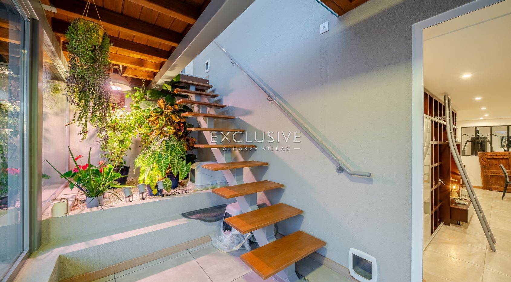 Luxury 5 bedroom villa with sea views near Santa Barbara de Nexe