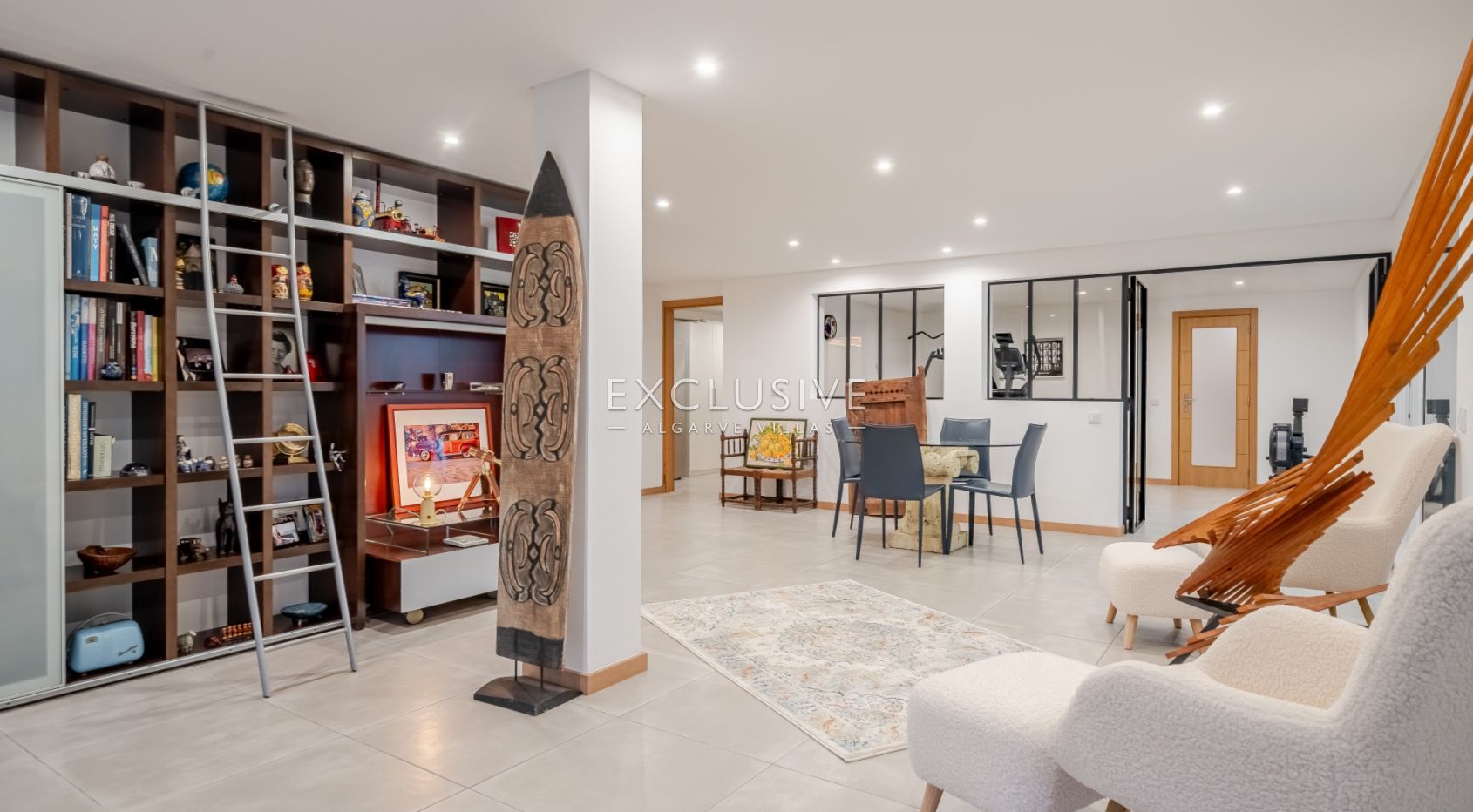 Luxury 5 bedroom villa with sea views near Santa Barbara de Nexe