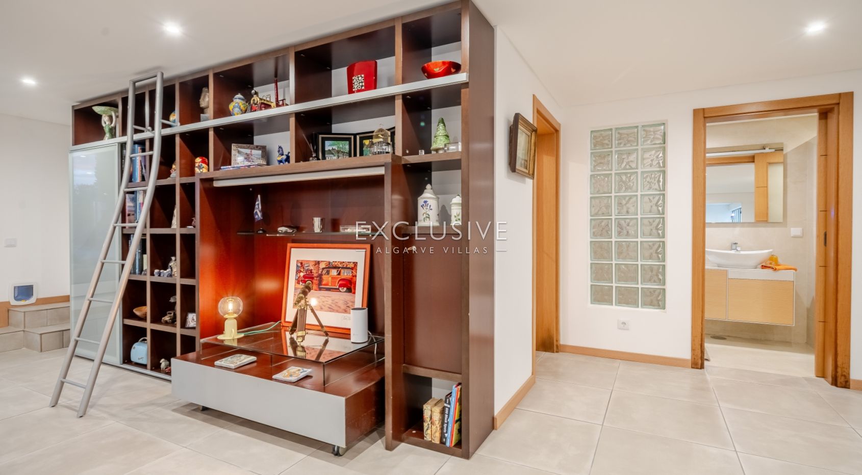 Luxury 5 bedroom villa with sea views near Santa Barbara de Nexe