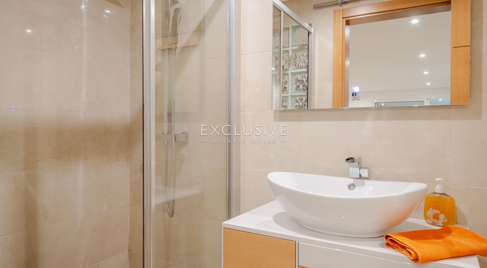 Luxury 5 bedroom villa with sea views near Santa Barbara de Nexe