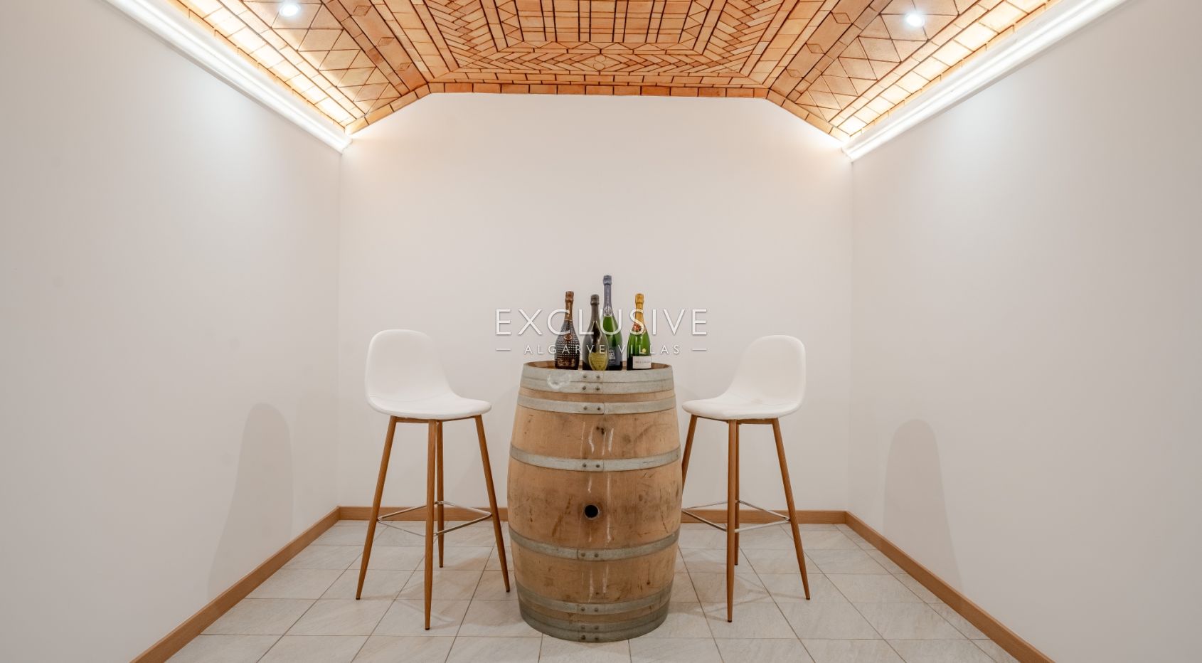 Luxury 5 bedroom villa with sea views near Santa Barbara de Nexe
