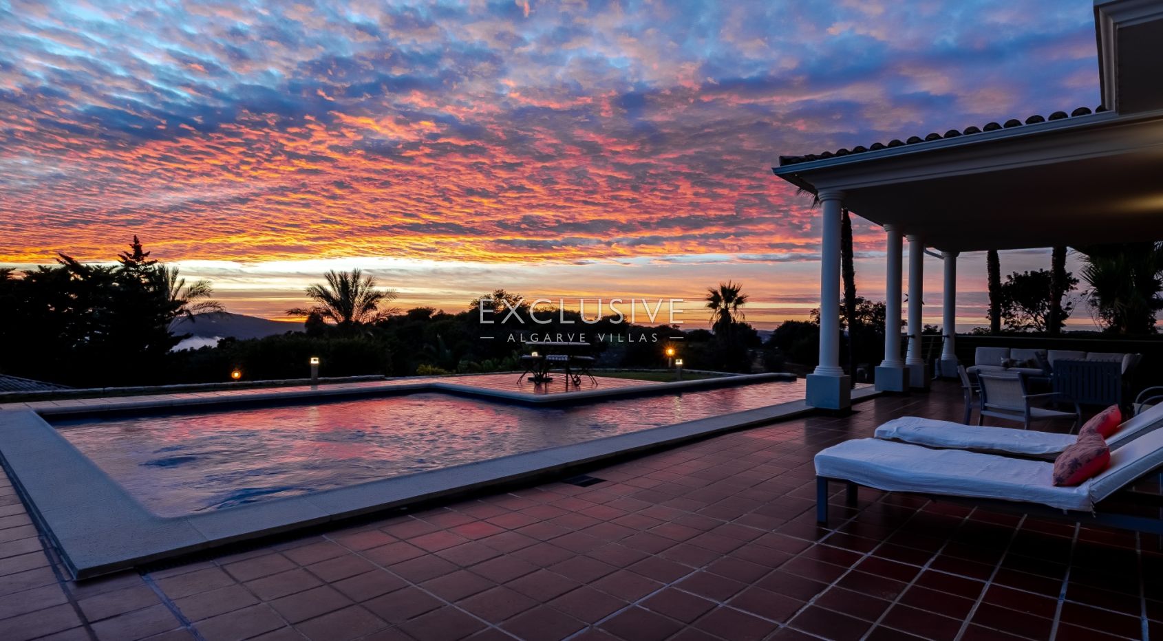 Luxury 5 bedroom villa with sea views near Santa Barbara de Nexe