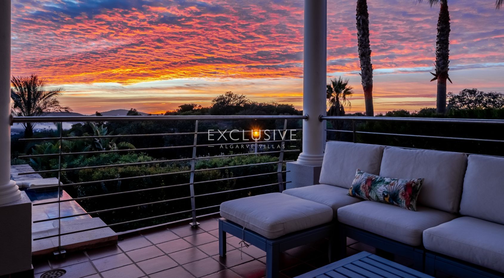 Luxury 5 bedroom villa with sea views near Santa Barbara de Nexe