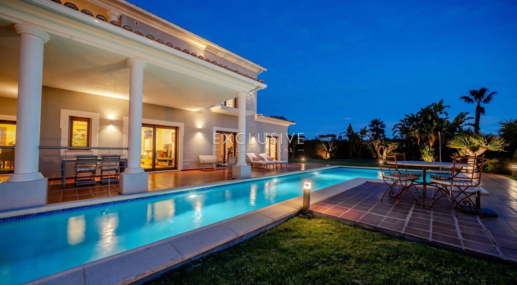 Luxury 5 bedroom villa with sea views near Santa Barbara de Nexe