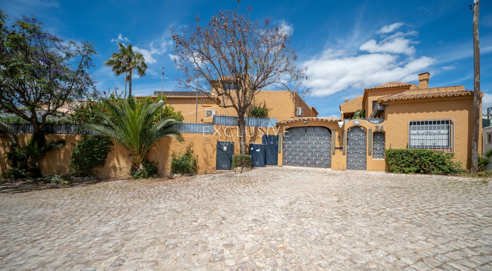 Buy a Landmark 6+2 Bedroom Residence in Albufeira
