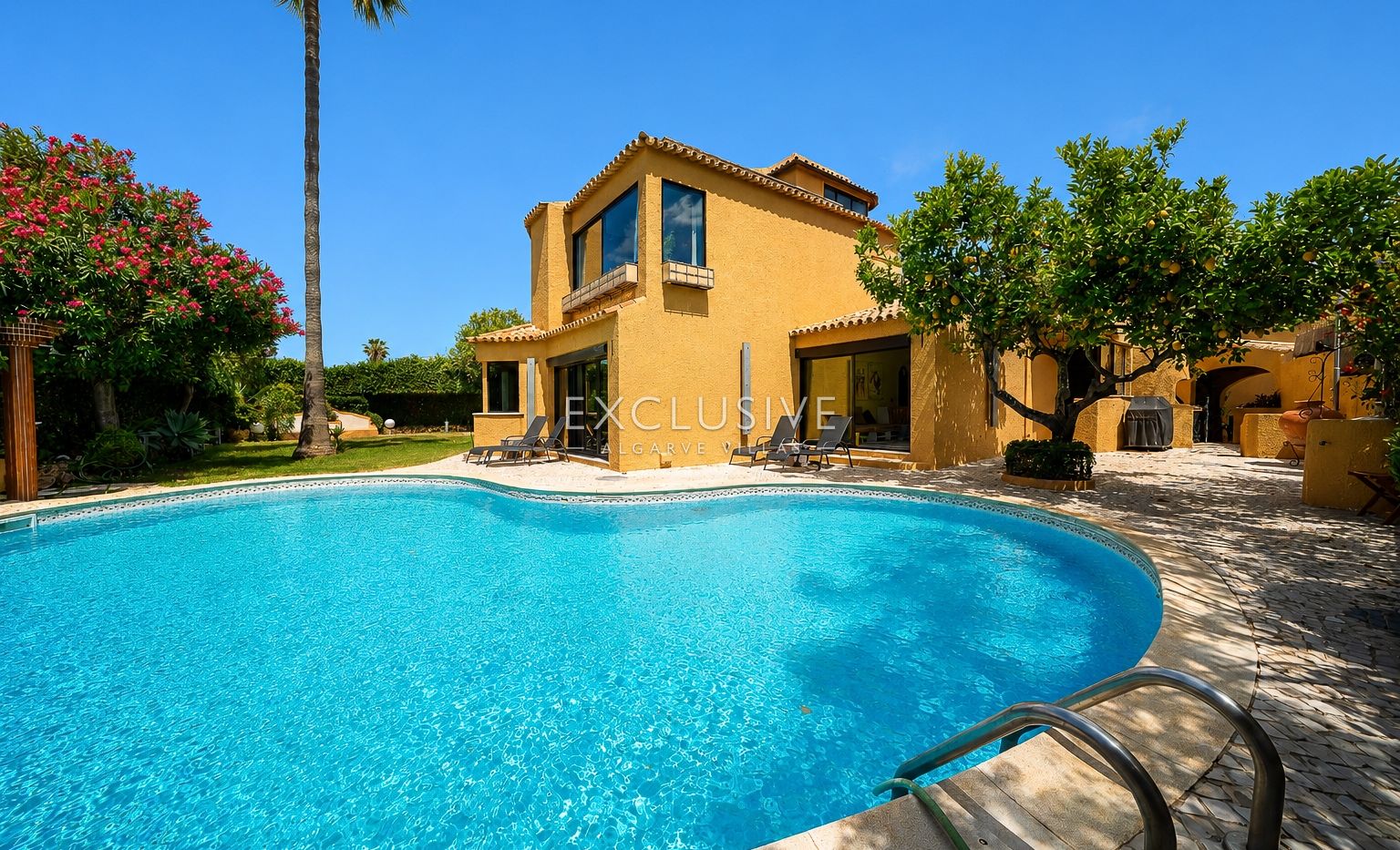 Buy a Landmark 6+2 Bedroom Residence in Albufeira