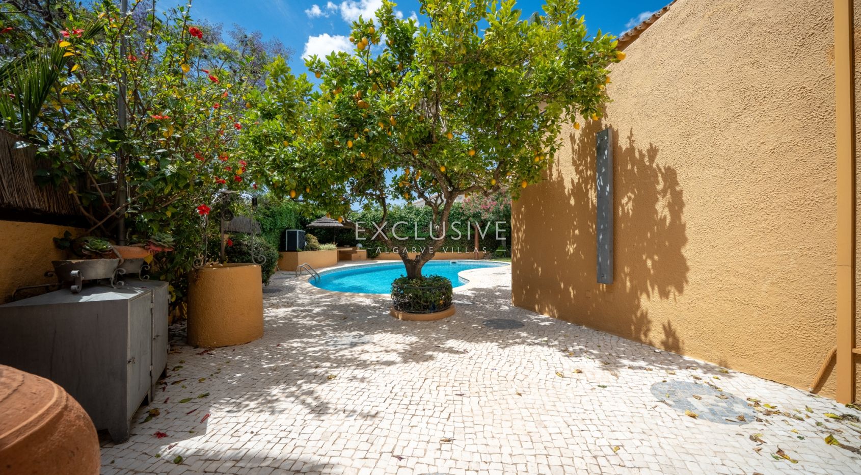 Buy a Landmark 6+2 Bedroom Residence in Albufeira