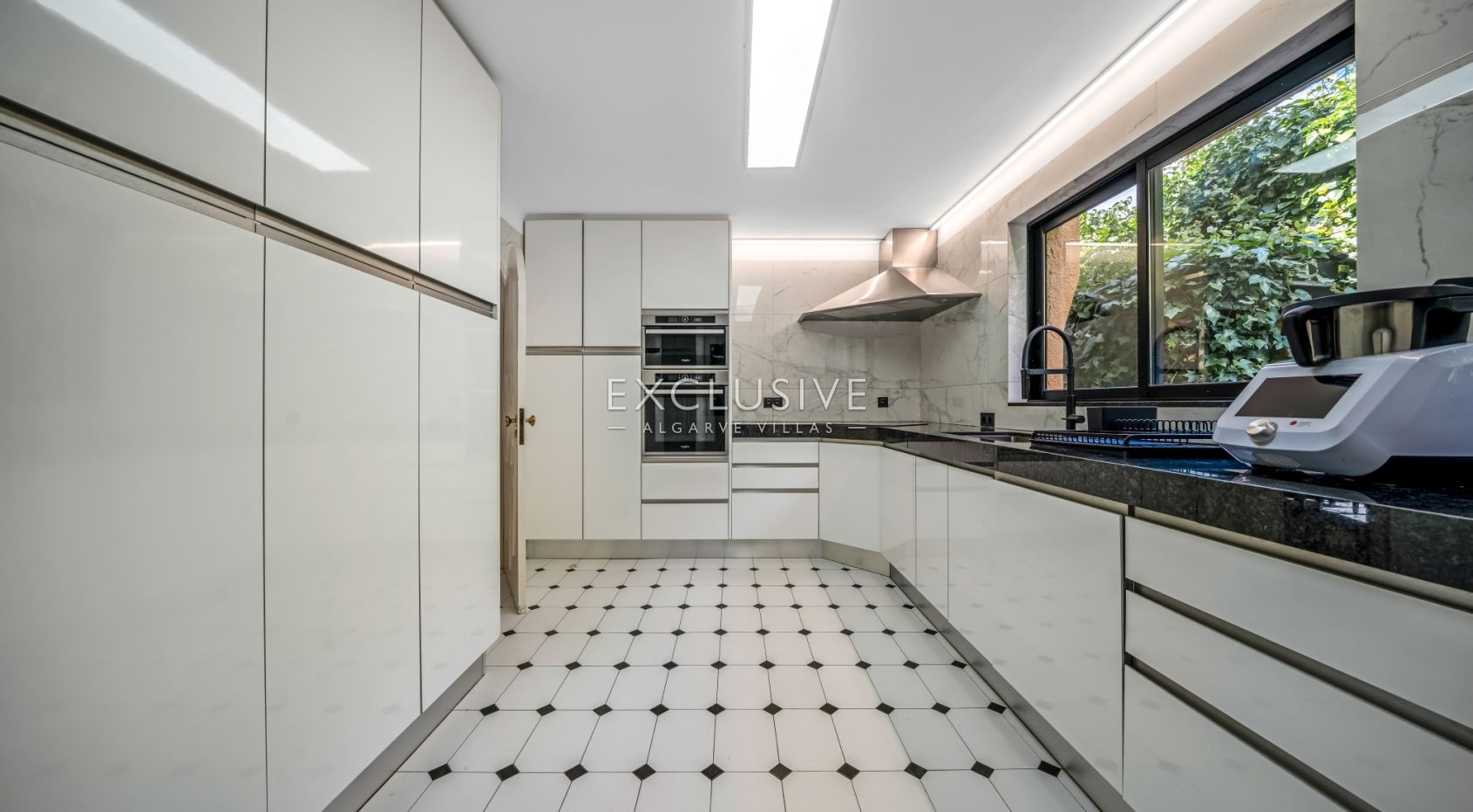 Buy a Landmark 6+2 Bedroom Residence in Albufeira