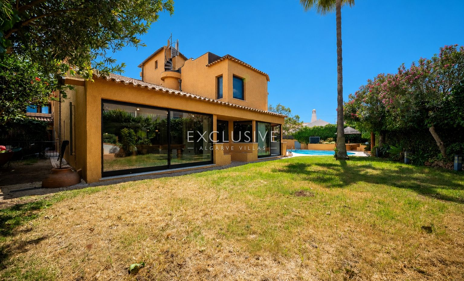Buy a Landmark 6+2 Bedroom Residence in Albufeira