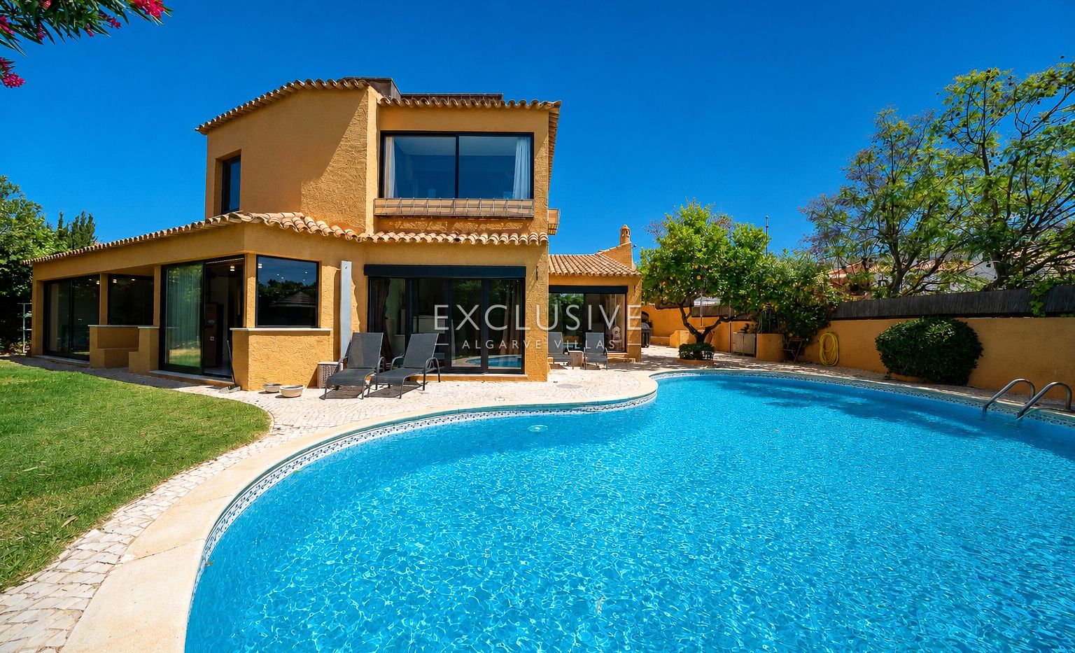 Buy a Landmark 6+2 Bedroom Residence in Albufeira