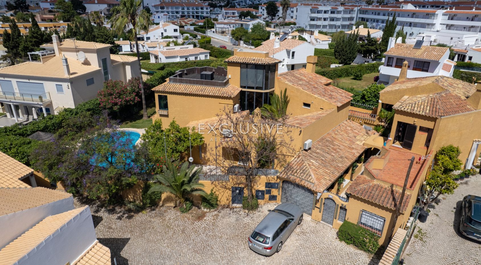 Buy a Landmark 6+2 Bedroom Residence in Albufeira