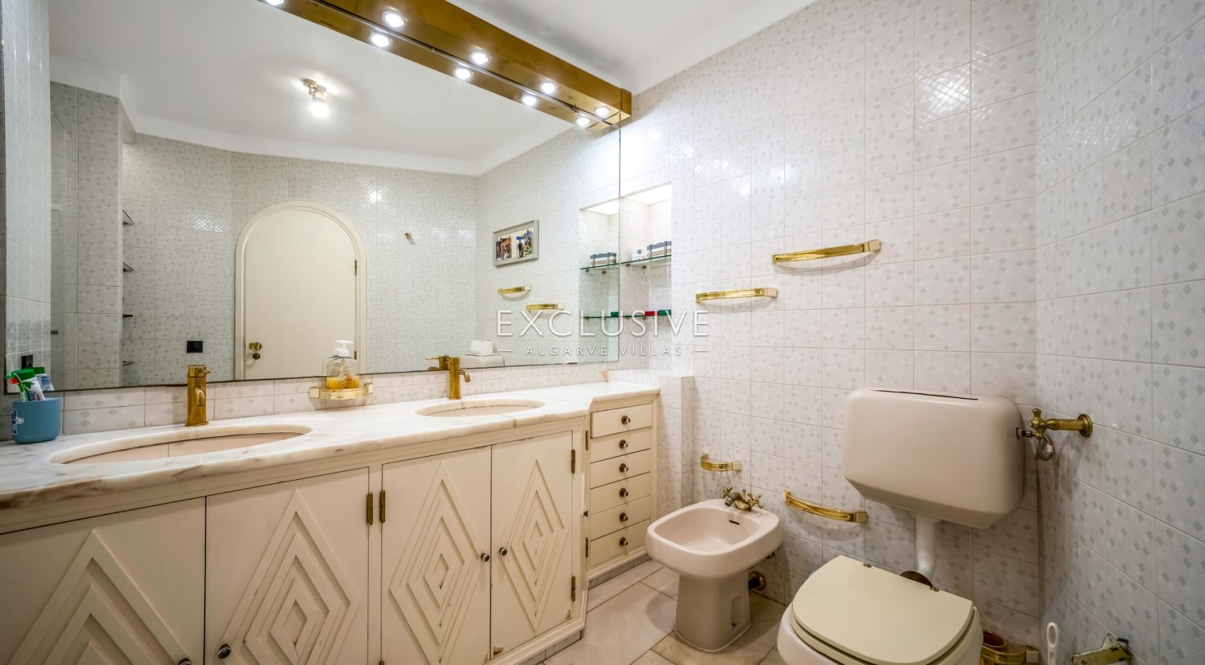 Buy a Landmark 6+2 Bedroom Residence in Albufeira