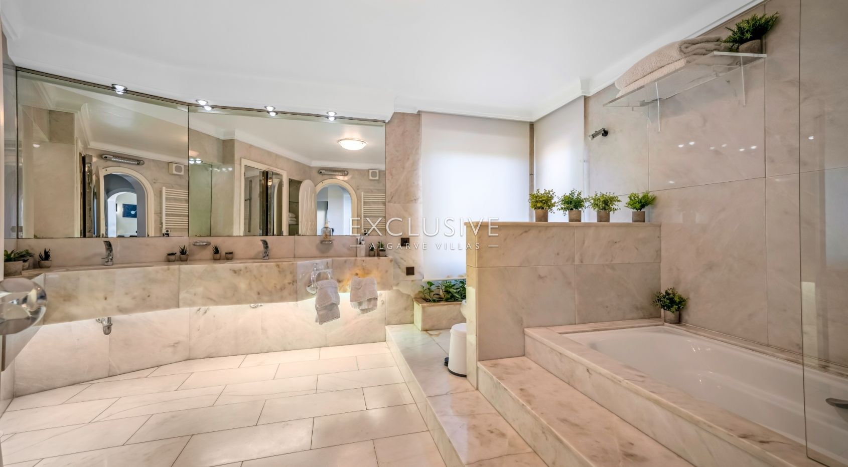 Buy a Landmark 6+2 Bedroom Residence in Albufeira