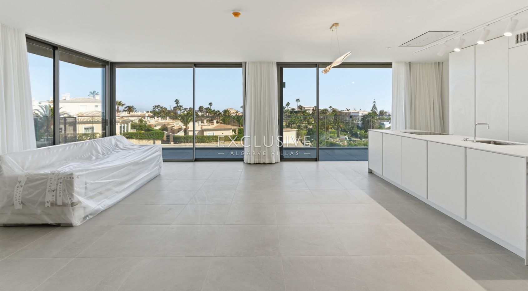 3 bedroom top floor penthouse with sea views in Carvoeiro, West Algarve