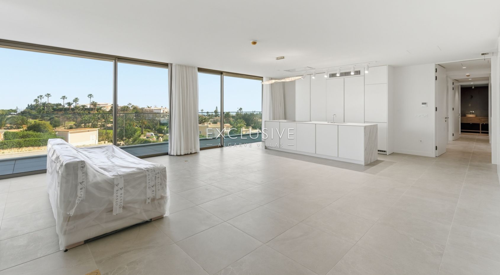 3 bedroom top floor penthouse with sea views in Carvoeiro, West Algarve