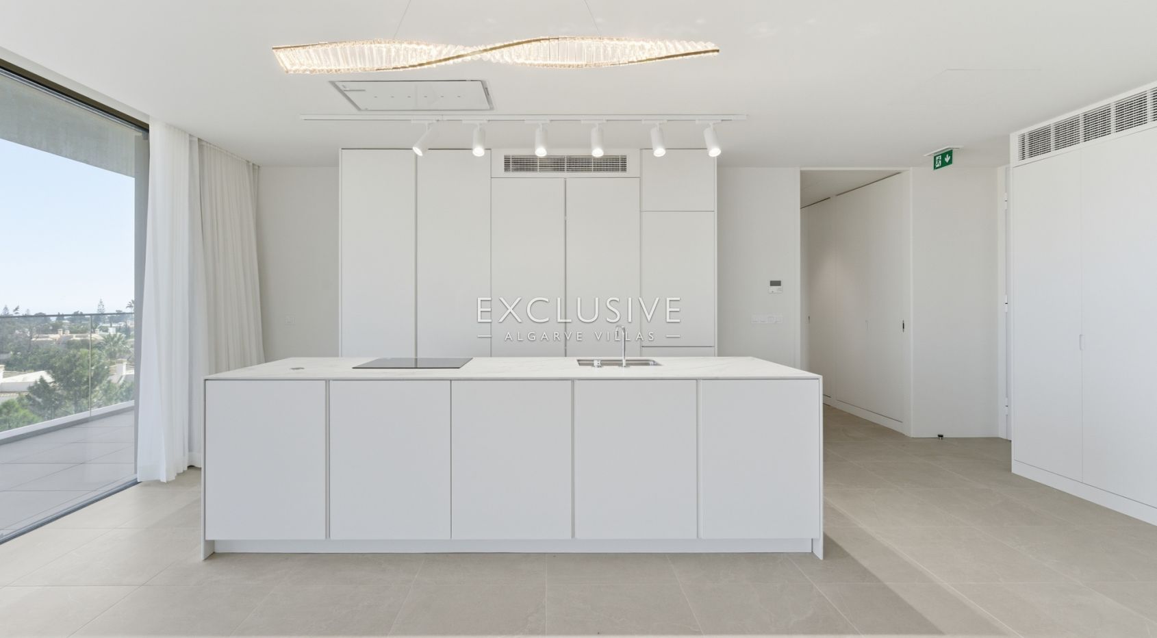 3 bedroom top floor penthouse with sea views in Carvoeiro, West Algarve
